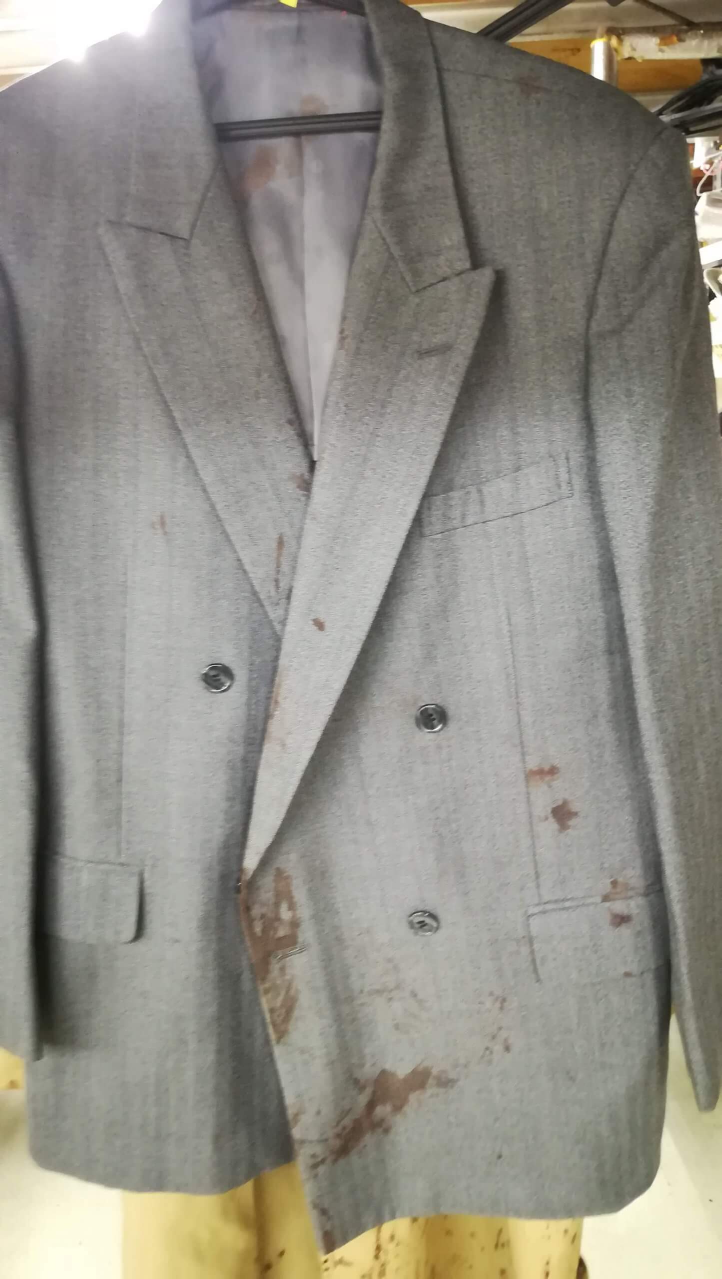 血液の付いたスーツ