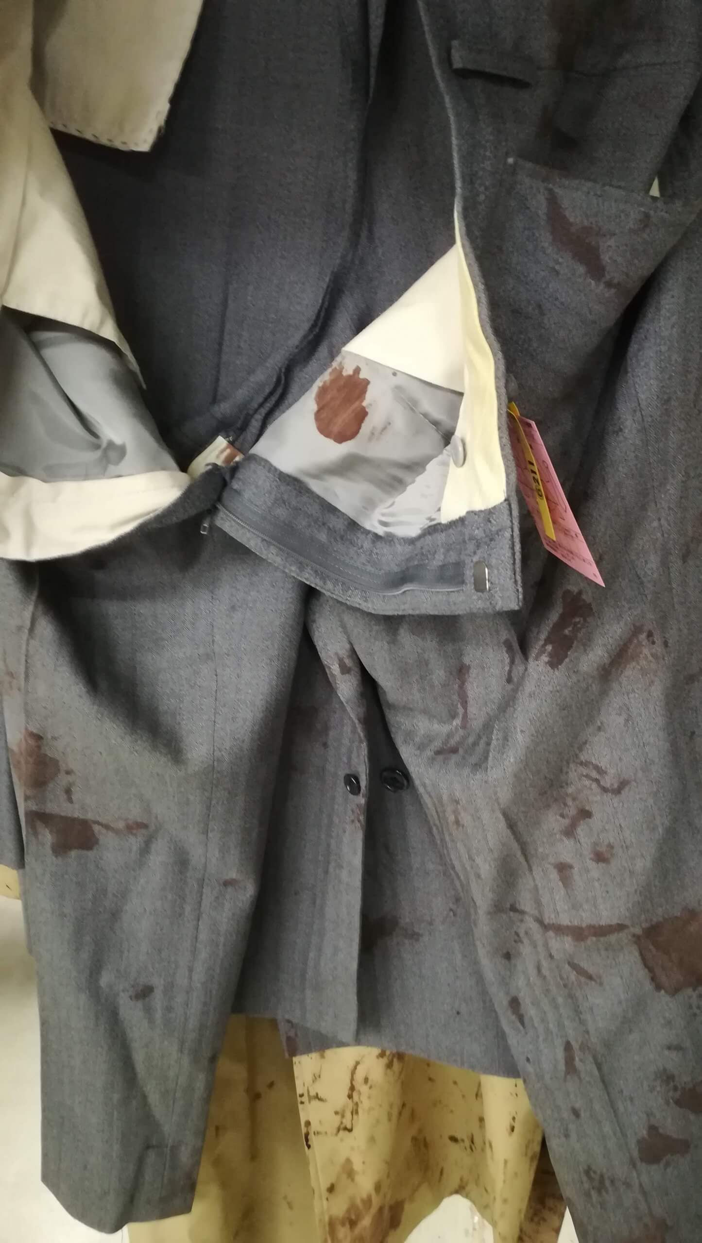 血液のついたスラックス