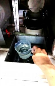 ドライ機内の溶剤です。無色透明