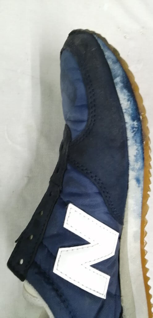 家庭洗いでい色が滲んだニューバランス