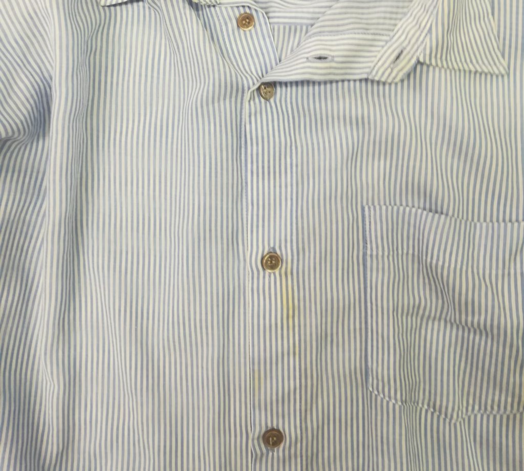 胸元についたカレー