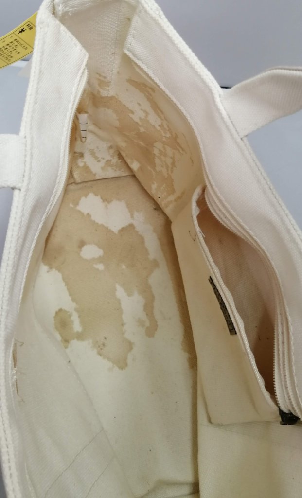 紅茶をこぼしてしまったトートバック